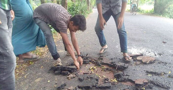 ৭ দিনেই উঠে যাচ্ছে ১৯ কোটি টাকার রাস্তার কার্পেটিং