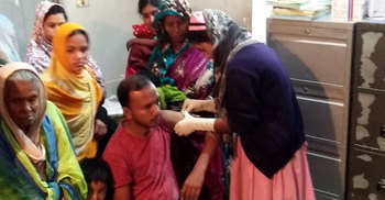 সরকারি হাসপাতালে ডাক্তারের গ্লোভস কিনে দেন রোগীরা