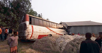 রাস্তা পার হতে গিয়ে বাসচাপায় প্রাণ গেলো শিশুর