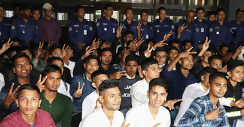 ১০০ টাকায় চাকরি পেয়ে আনন্দের শেষ নেই