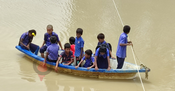 ৫২ বছর ধরে ডিঙি নৌকায় স্কুলে যাচ্ছে শিক্ষার্থীরা