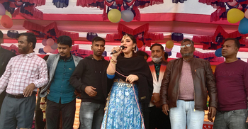 ফুটবল খেলার মাঠে দর্শক নাচালেন অপু বিশ্বাস