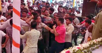 আ’লীগের সম্মেলনে কেন্দ্রীয় নেতার সামনেই কর্মীদের চেয়ার ছোড়াছুড়ি