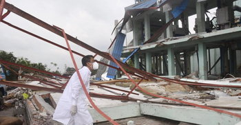 ঝড়ে ক্ষতিগ্রস্ত কালাই-ক্ষেতলালের মানুষের পাশে দাঁড়ালেন হুইপ স্বপন