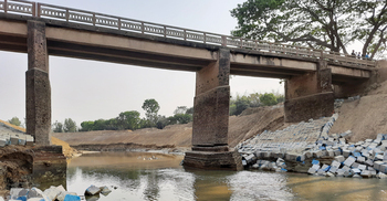 নদীর তলদেশ থেকে মাটি তোলায় ব্রিজে ফাটল