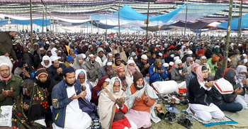 কনকনে শীত উপেক্ষা করে আখেরি মোনাজাতে মুসল্লির ঢল