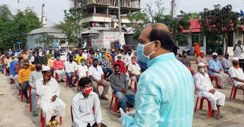পরিবহন শ্রমিকদের খাদ্য সহায়তা দিলেন যুবলীগ নেতা