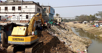 নদীতীরের ৮০ ভবন গুঁড়িয়ে দিল প্রশাসন