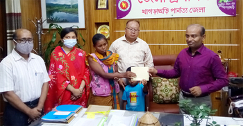 সোনালী চাকমার পাশে জেলা প্রশাসন