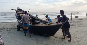শুক্রবার থেকে নিষেধাজ্ঞা, ভারতীয়দের মাছ শিকারে আক্ষেপ জেলেদের
