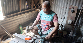 পেশা বদলাচ্ছেন কামারেরা