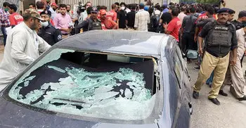 7 killed after gunmen attack Karachi stock exchange building