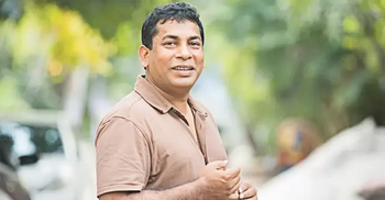 পুরান ঢাকায় মোশাররফ করিমের বিরিয়ানির দোকান