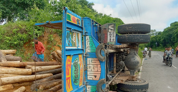 গুইমারায় কাঠবোঝাই ট্রাক উল্টে ২ শ্রমিক নিহত