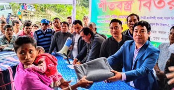 বেতনের টাকায় অসহায় মানুষের মাঝে শীতবস্ত্র বিতরণ
