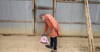 খাদ্যসামগ্রী নিয়ে মানুষের দ্বারে দ্বারে ছাত্রলীগ নেতা জহির