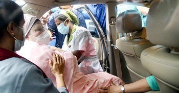 Khaleda receives Covid-19 vaccine