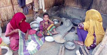 শত বছর ধরে গ্রামবাসীর জীবন চলে বিন্নি ধানের খৈ ভেজে