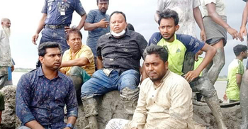 ভাঙা বাঁধ পরিদর্শনে গিয়ে এলাকাবাসীর রোষানলে এমপি