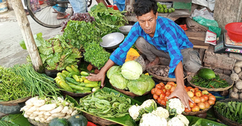 খুলনার সবজি বাজারে সিত্রাংয়ের প্রভাব