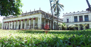 জমিদার বাড়িতে দর্শনার্থী এলেই স্বাগত জানান মানবেন্দ্র নাথ