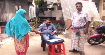 কিস্তি আদায় নয়, ‘খোঁজ নিতে’ বাড়ি বাড়ি যাচ্ছেন এনজিও কর্মীরা