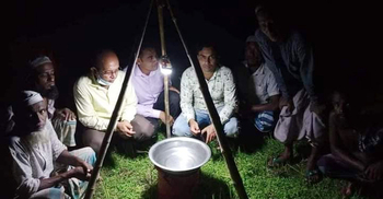 ভৈরবে ফসলের ক্ষতিকর পোকা নিধনে আলোক ফাঁদ প্রযুক্তি