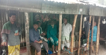 ভৈরবে গুঁড়ি গুঁড়ি বৃষ্টি, ঘরবন্দি খেটে খাওয়া মানুষ