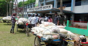 ৫ হাজার মানুষের বাড়িতে খাদ্যসামগ্রী পাঠালেন আফজাল