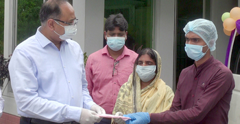 ত্রাণের জন্য টাকা চাইল প্রতিবন্ধী ছেলে, গলার চেইন খুলে দিলেন মা