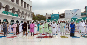কিশোরগঞ্জে স্বাস্থ্যবিধি মেনে মসজিদে ঈদের জামাত