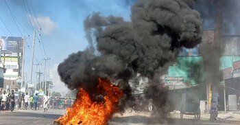 পাকুন্দিয়ায় আ’লীগের কমিটি বাতিলের দাবিতে সড়ক অবরোধ