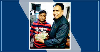 অটোরিকশায় যাত্রীর ফেলে যাওয়া ৪ লাখ টাকা ফিরিয়ে দিল পুলিশ