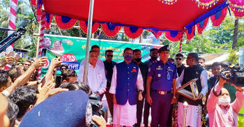 গ্রামে ফিরেই বাবা-মায়ের কবর জিয়ারত করলেন ওবায়দুল কাদের