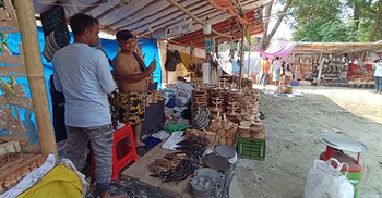 কুয়াকাটায় উৎসবের আমেজ, বাহারি পণ্যের পসরা
