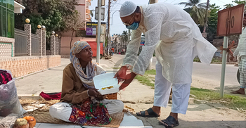 রমজানে ছিন্নমূলদের দুবেলা খাবার দিচ্ছে কুয়াকাটা জন্মভূমি ক্লাব