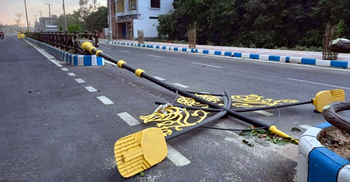 এক ঝড়েই ভেঙে পড়ল রাসিকের ৫৯ সড়কবাতি