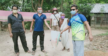 বৃদ্ধা মাকে ঘরছাড়া করলেন ছেলেরা, খাবার পাঠালেন চেয়ারম্যান