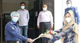 এক যোদ্ধার সেবায় নিয়োজিত আরেক করোনাযোদ্ধা