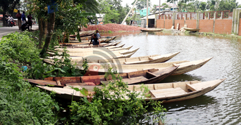 নৌকার হাটে করোনার থাবা