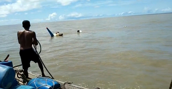 ডাকাতদের ডুবিয়ে দেওয়া ট্রলার উদ্ধারে জেলেরা