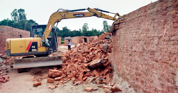 গুঁড়িয়ে দেওয়া হলো কৃষি জমিতে গড়ে ওঠা ইটভাটা