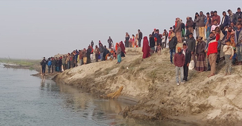 অতিরিক্ত মানুষ-মালামাল বোঝাই ট্রলারডুবি, নিখোঁজ গৃহবধূ