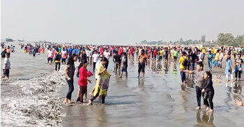 বন্ধের দ্বিতীয় দিনেও রেকর্ড উপস্থিতি কুয়াকাটায়, ব্যবসা চাঙা