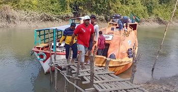 ঝুঁকিপূর্ণ সাঁকো বেয়ে ফাতরার বনে যেতে হয় পর্যটকদের