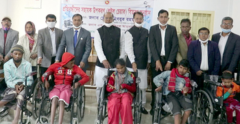 বিজয় দিবসে হুইল চেয়ার পেলেন প্রতিবন্ধীরা