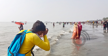 ব্যস্ত সময় পার করছেন কুয়াকাটা সৈকতের ফটোগ্রাফাররা
