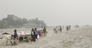 ঘোড়ার গাড়িতে সংসার চলে চরের কয়েক হাজার মানুষের
