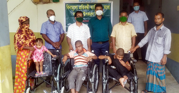 হুইল চেয়ার পেলেন প্রতিবন্ধী তিন ভাই