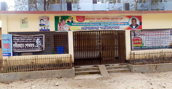 যার বিরুদ্ধে দুর্নীতির অভিযোগ, তার বাড়িতেই ভূরিভোজ